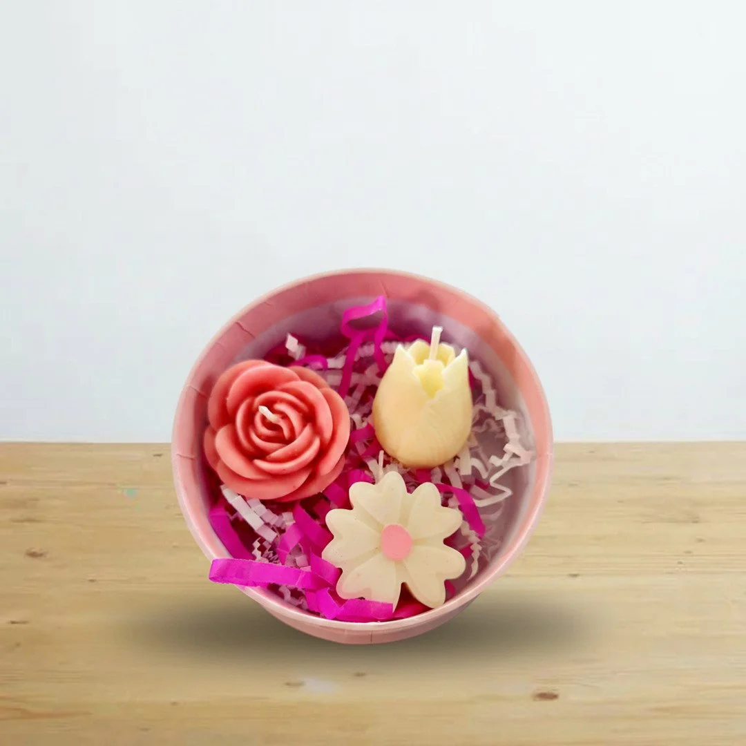 Set floral en caja circular con velas rosa coral tulipán y margarita