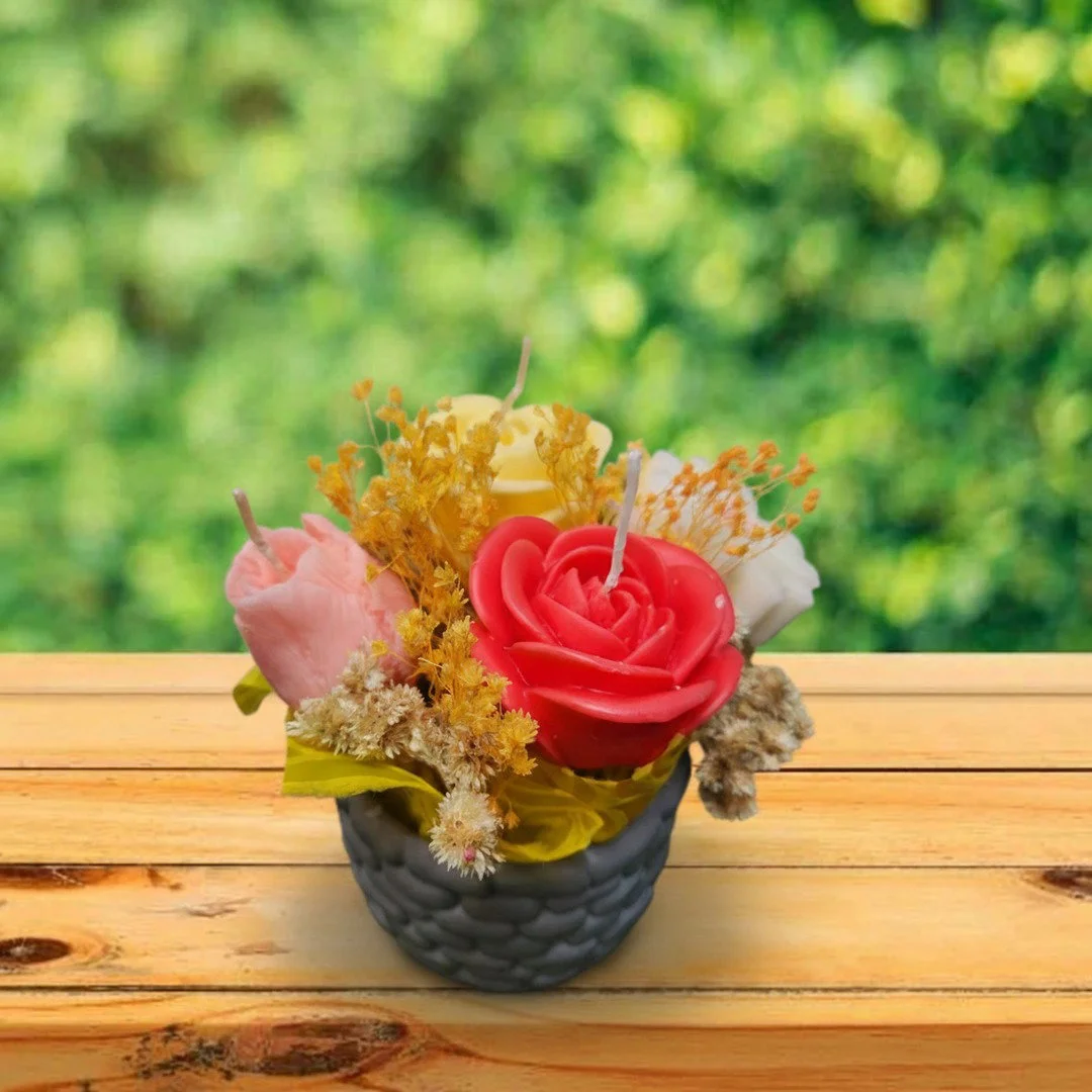 Bouquet artesanal en maceta cerámica gris ángulo frontal